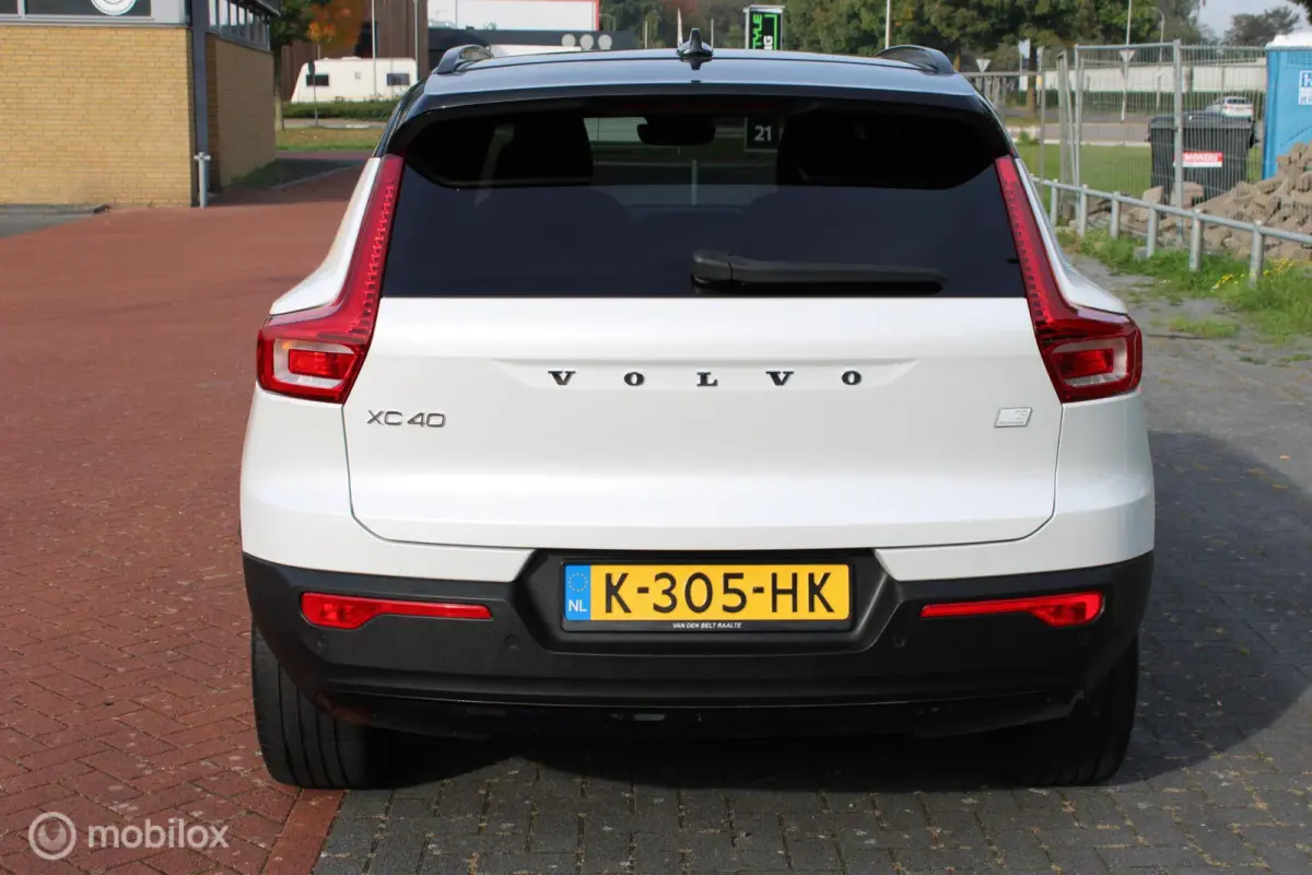 P8 409 PK AWD R-Design, Wit parelmoer, Zwart dak, Donker glas, Stoel-stuurverwarming, Cruise, Clima, Navi, App connect , Pdc + Camera rondom