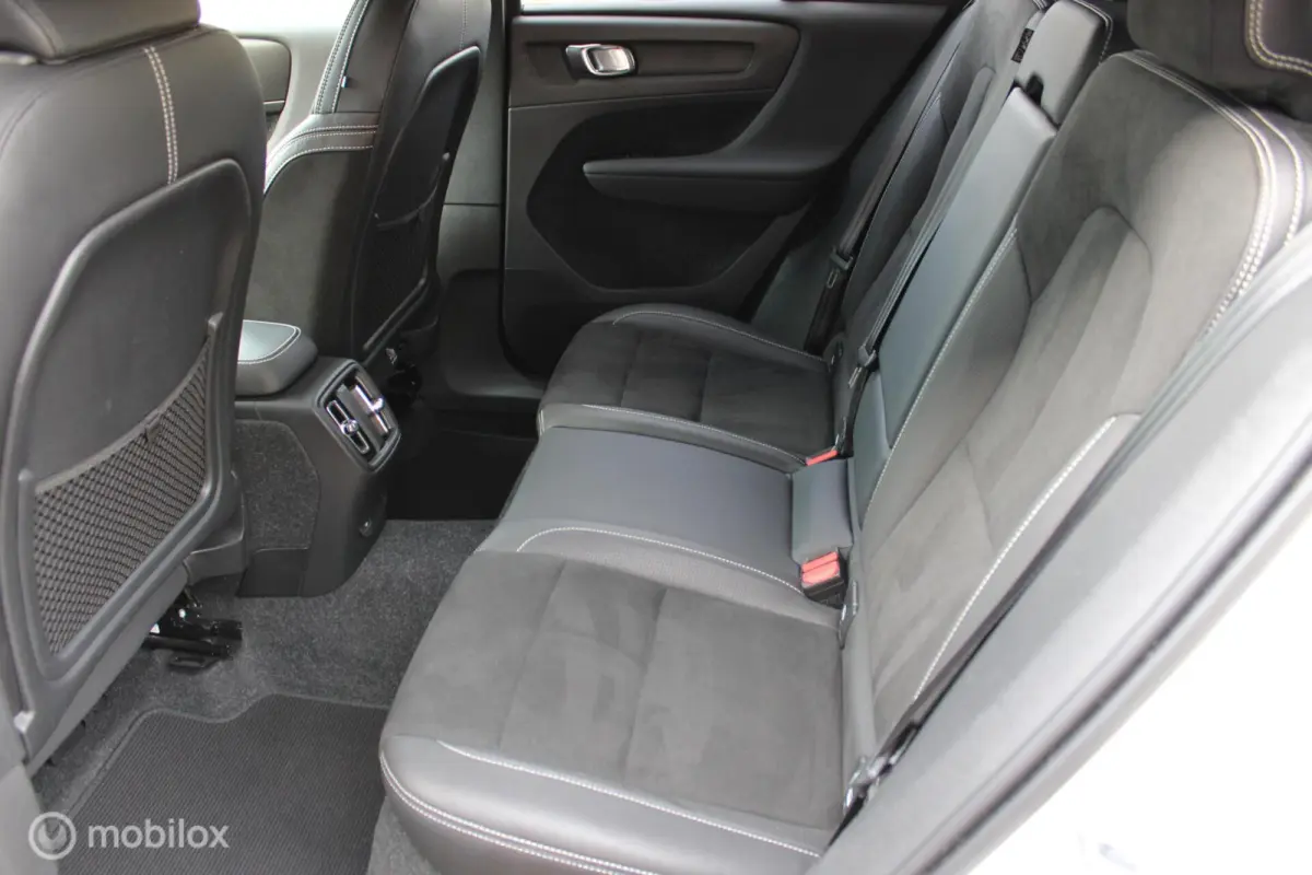 P8 409 PK AWD R-Design, Wit parelmoer, Zwart dak, Donker glas, Stoel-stuurverwarming, Cruise, Clima, Navi, App connect , Pdc + Camera rondom