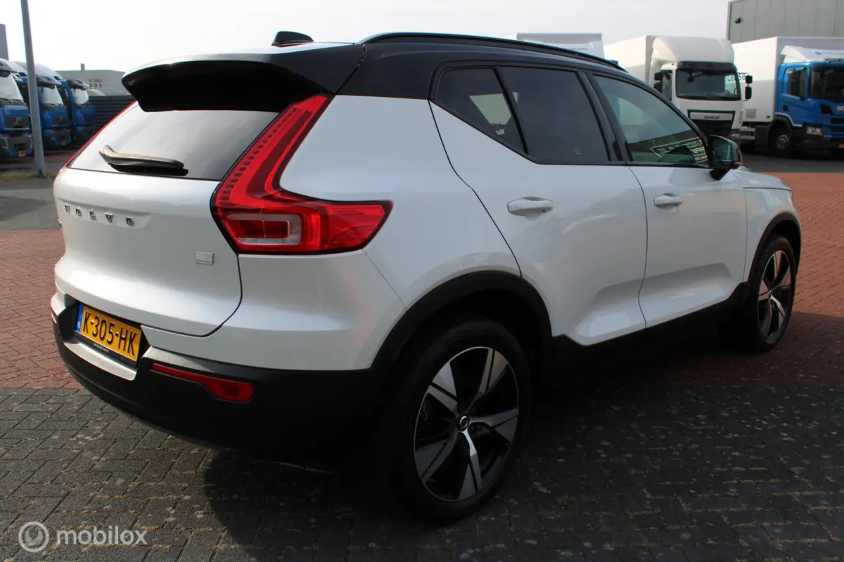 P8 409 PK AWD R-Design, Wit parelmoer, Zwart dak, Donker glas, Stoel-stuurverwarming, Cruise, Clima, Navi, App connect , Pdc + Camera rondom