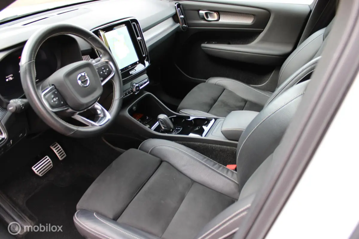 P8 409 PK AWD R-Design, Wit parelmoer, Zwart dak, Donker glas, Stoel-stuurverwarming, Cruise, Clima, Navi, App connect , Pdc + Camera rondom