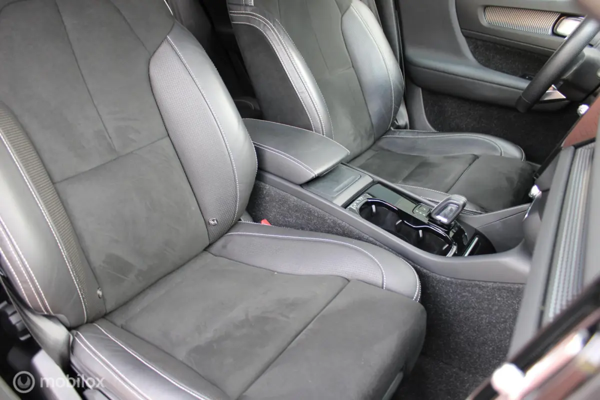 P8 409 PK AWD R-Design, Wit parelmoer, Zwart dak, Donker glas, Stoel-stuurverwarming, Cruise, Clima, Navi, App connect , Pdc + Camera rondom