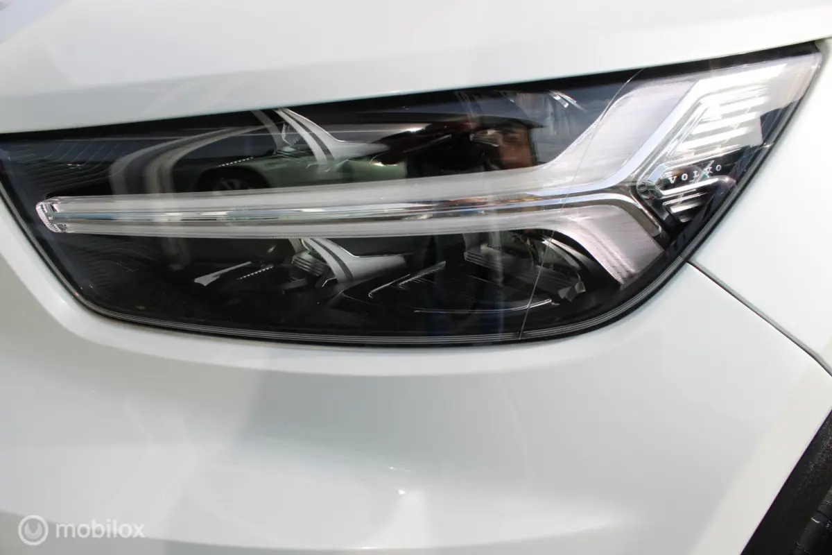P8 409 PK AWD R-Design, Wit parelmoer, Zwart dak, Donker glas, Stoel-stuurverwarming, Cruise, Clima, Navi, App connect , Pdc + Camera rondom