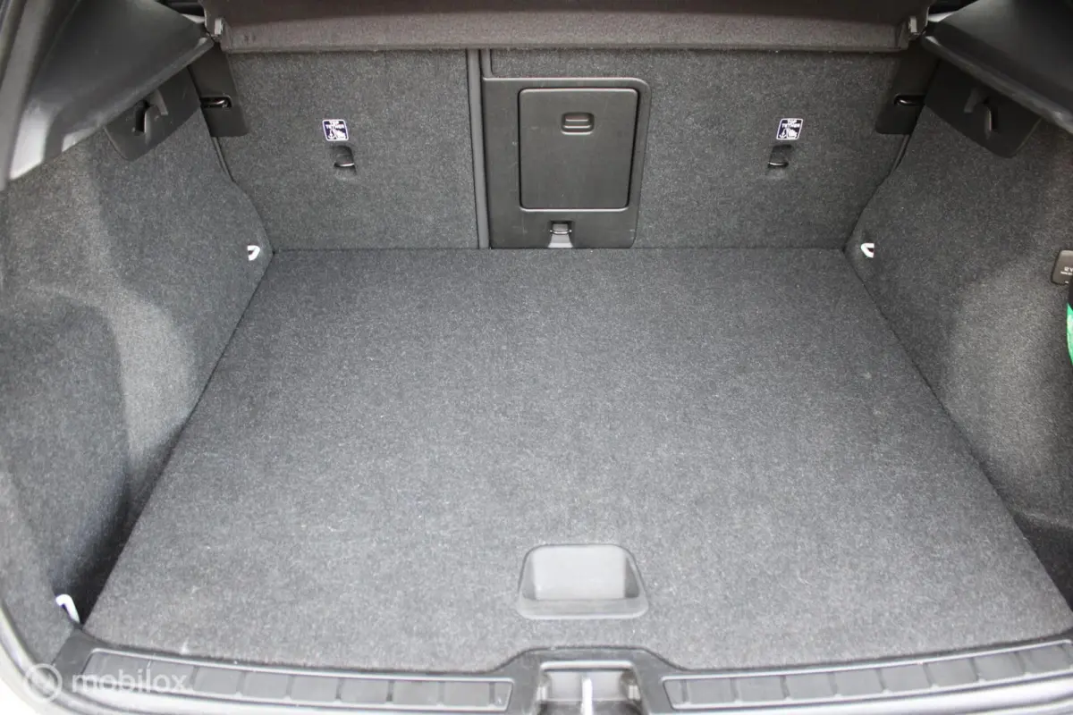 P8 409 PK AWD R-Design, Wit parelmoer, Zwart dak, Donker glas, Stoel-stuurverwarming, Cruise, Clima, Navi, App connect , Pdc + Camera rondom