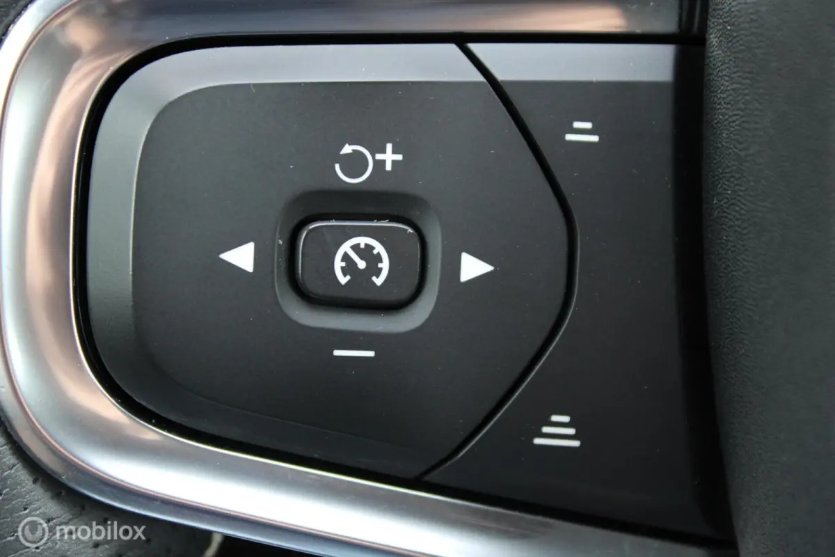 P8 409 PK AWD R-Design, Wit parelmoer, Zwart dak, Donker glas, Stoel-stuurverwarming, Cruise, Clima, Navi, App connect , Pdc + Camera rondom