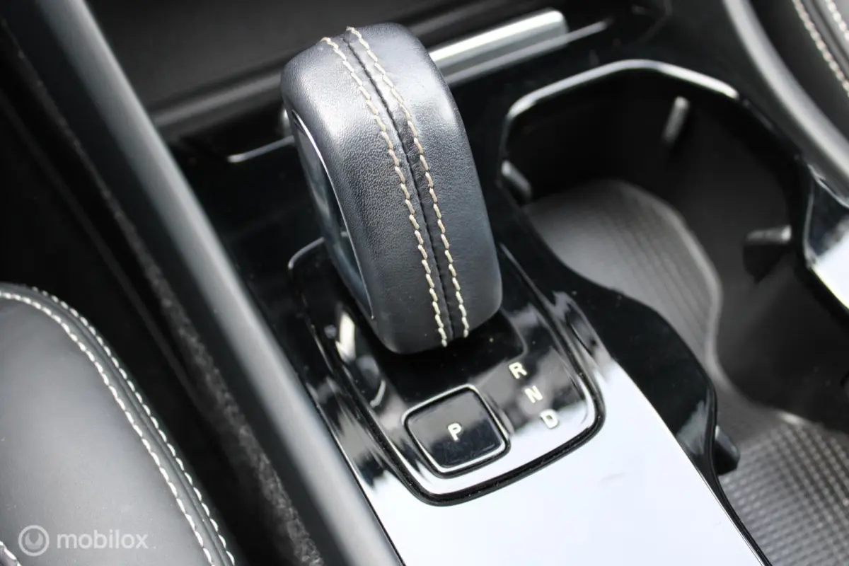 P8 409 PK AWD R-Design, Wit parelmoer, Zwart dak, Donker glas, Stoel-stuurverwarming, Cruise, Clima, Navi, App connect , Pdc + Camera rondom