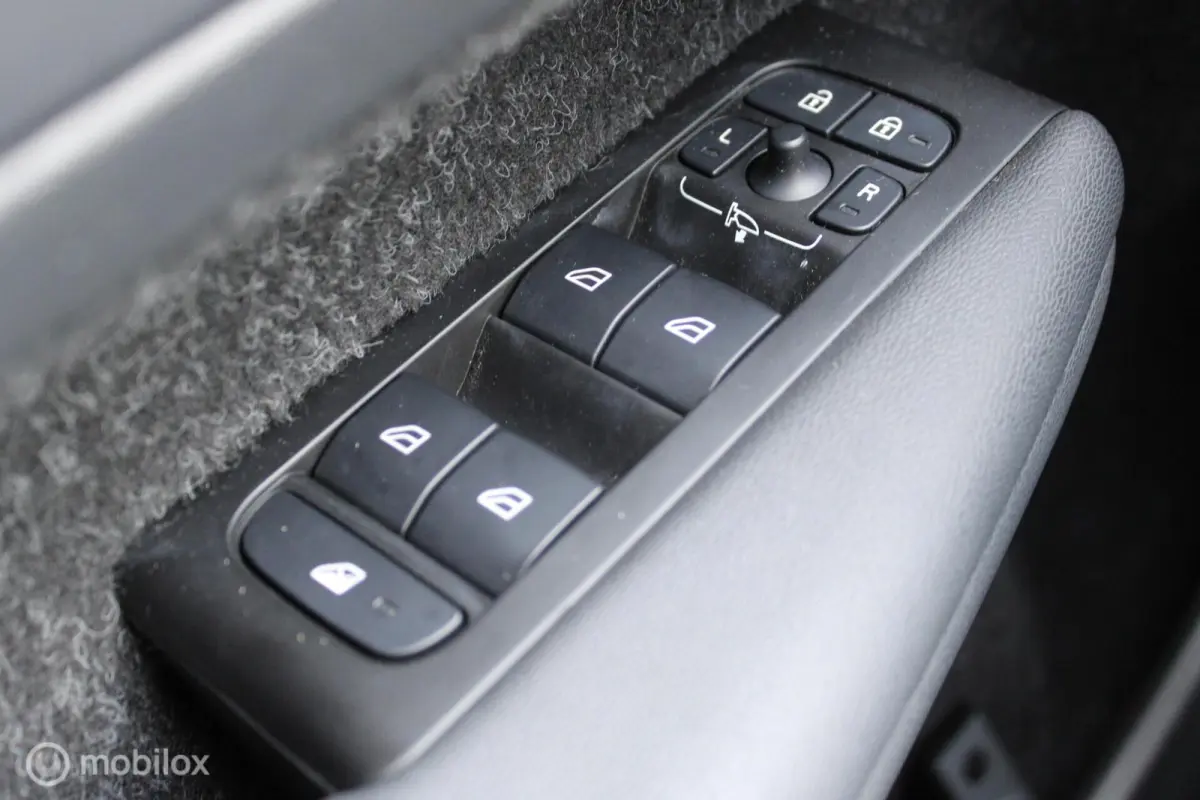 P8 409 PK AWD R-Design, Wit parelmoer, Zwart dak, Donker glas, Stoel-stuurverwarming, Cruise, Clima, Navi, App connect , Pdc + Camera rondom