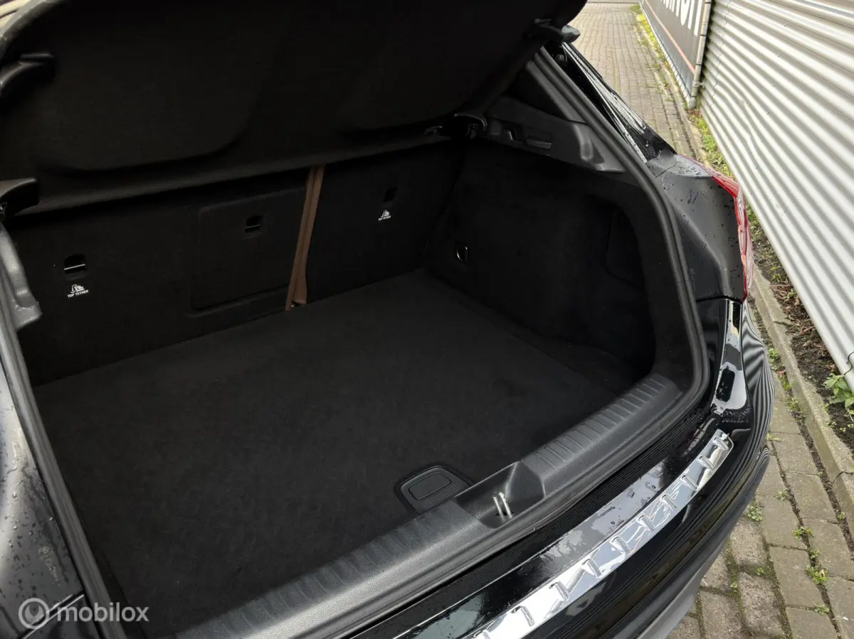 180 Prestige | Schuif/Kanteldak | Stoelverwarming | Bi-Xenon | LM Velgen |