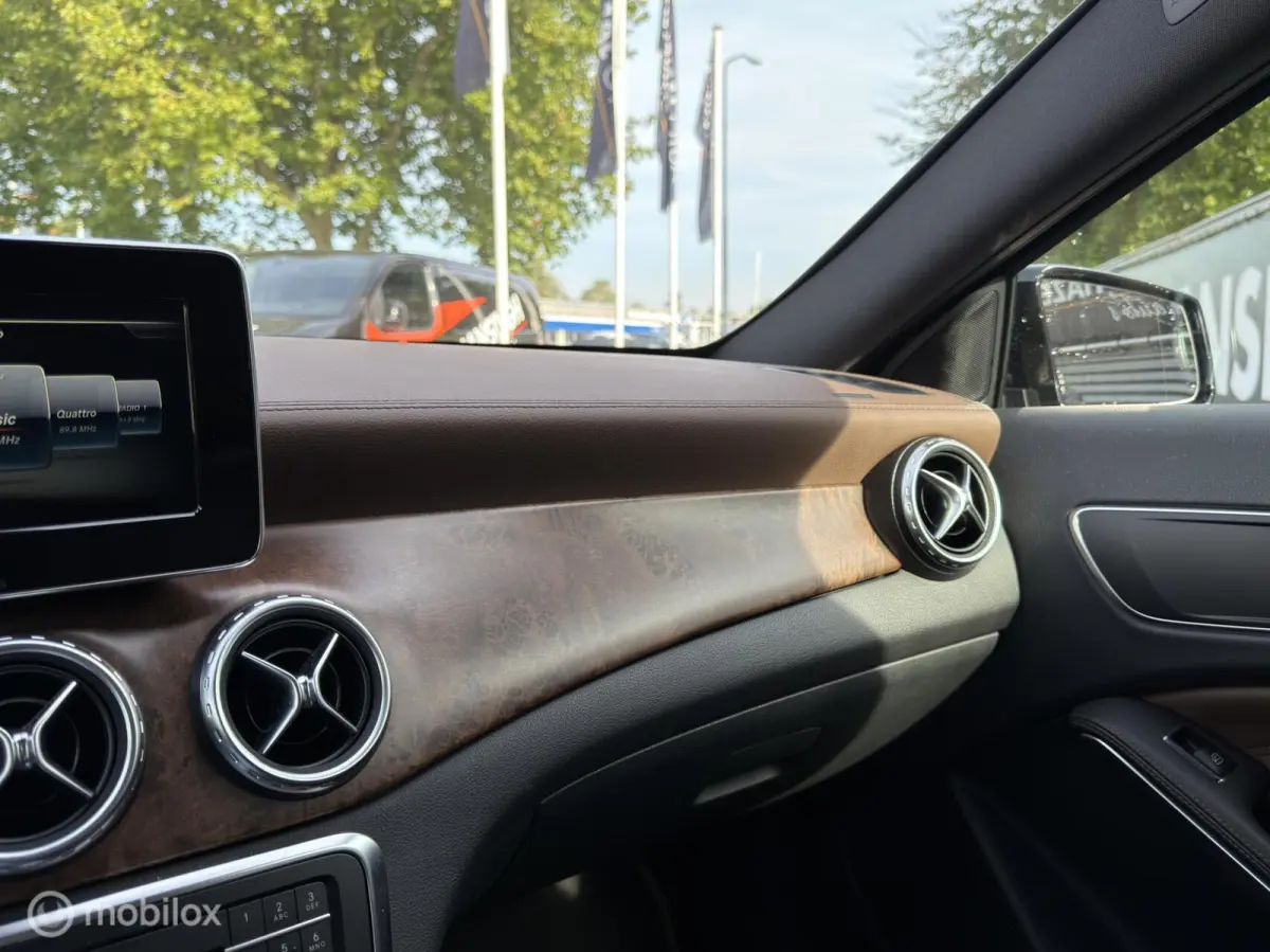 180 Prestige | Schuif/Kanteldak | Stoelverwarming | Bi-Xenon | LM Velgen |
