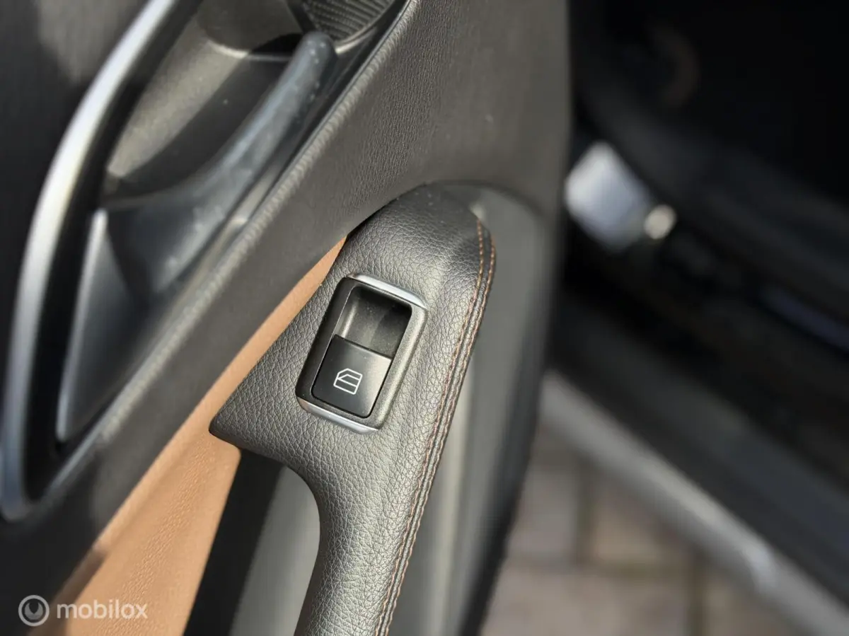 180 Prestige | Schuif/Kanteldak | Stoelverwarming | Bi-Xenon | LM Velgen |