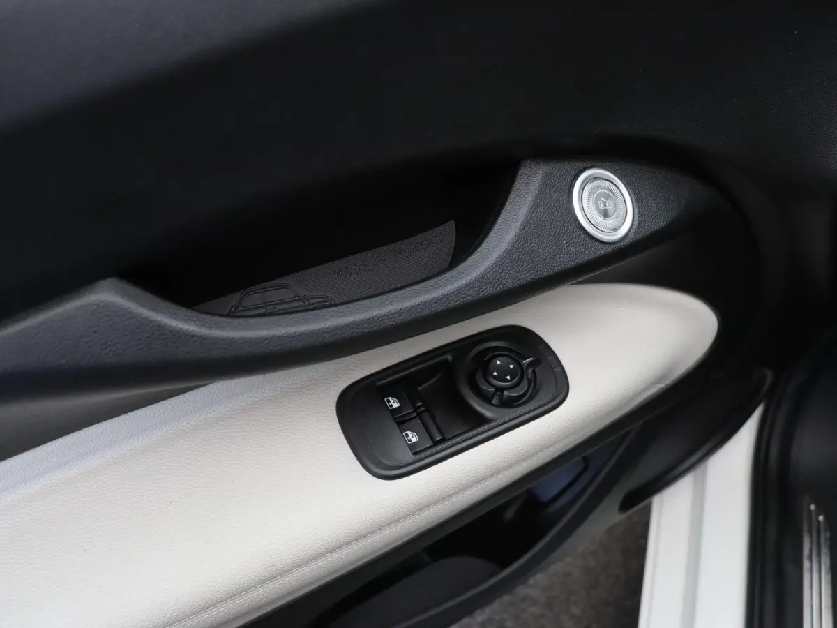 La Prima 42 kWh | WLTP 299km | Stoelverwarming | Getint Glas | Full Led | Apple Carplay & Android Auto |