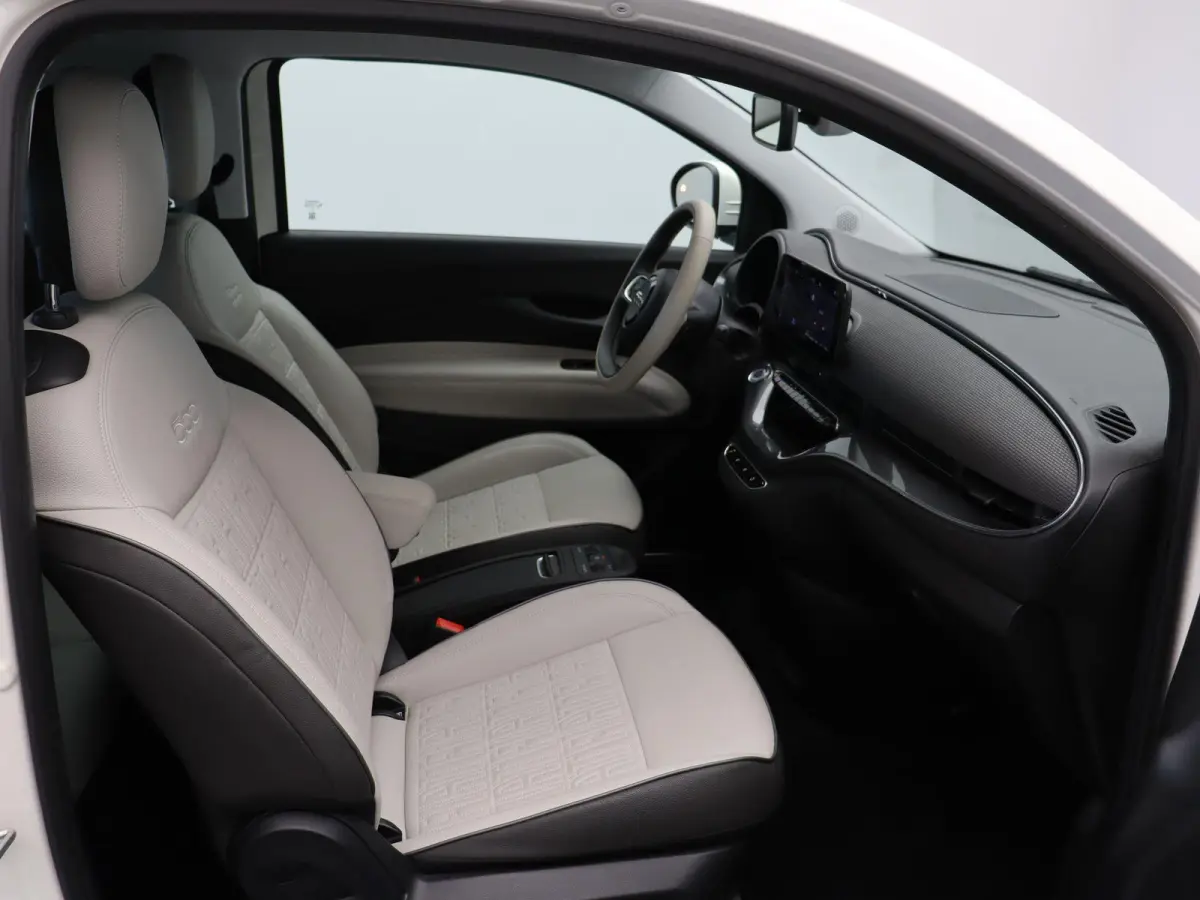 La Prima 42 kWh | WLTP 299km | Stoelverwarming | Getint Glas | Full Led | Apple Carplay & Android Auto |