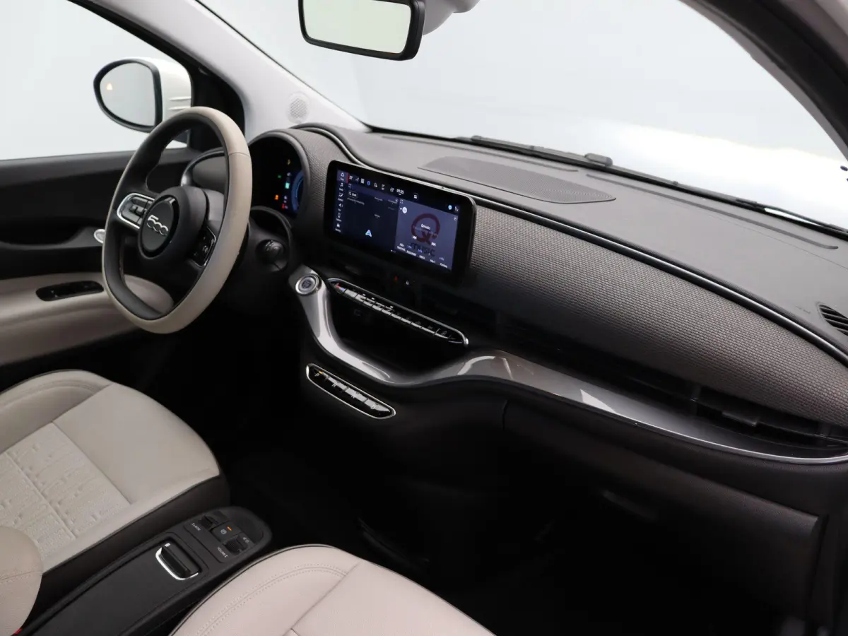 La Prima 42 kWh | WLTP 299km | Stoelverwarming | Getint Glas | Full Led | Apple Carplay & Android Auto |