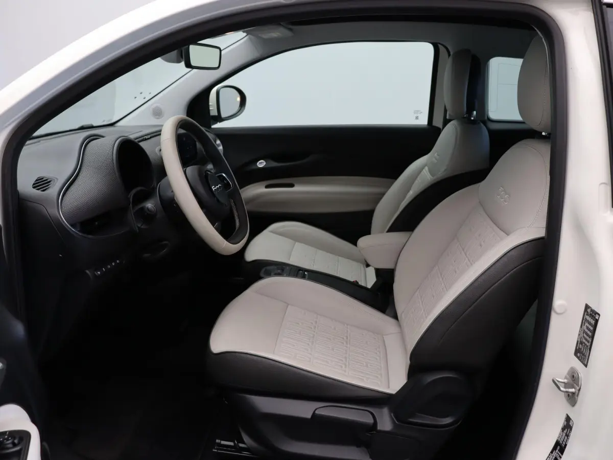 La Prima 42 kWh | WLTP 299km | Stoelverwarming | Getint Glas | Full Led | Apple Carplay & Android Auto |