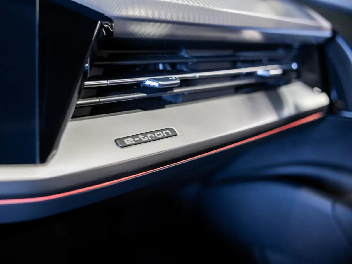 40 Launch edition Advanced Plus 77 kWh / 204pk / Panorama dak / Warmtepomp / Head-up display / Stoelverwarming /