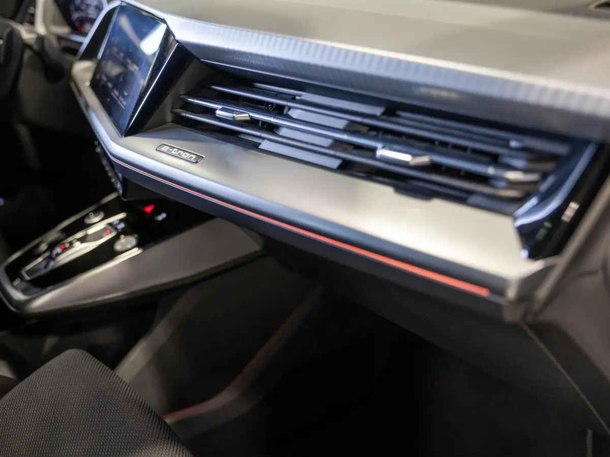 40 Launch edition Advanced Plus 77 kWh / 204pk / Panorama dak / Warmtepomp / Head-up display / Stoelverwarming /