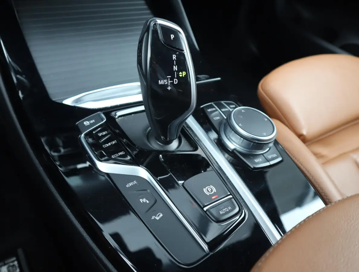 xDrive30e High Executive | Pano | HUD | Trekhaak