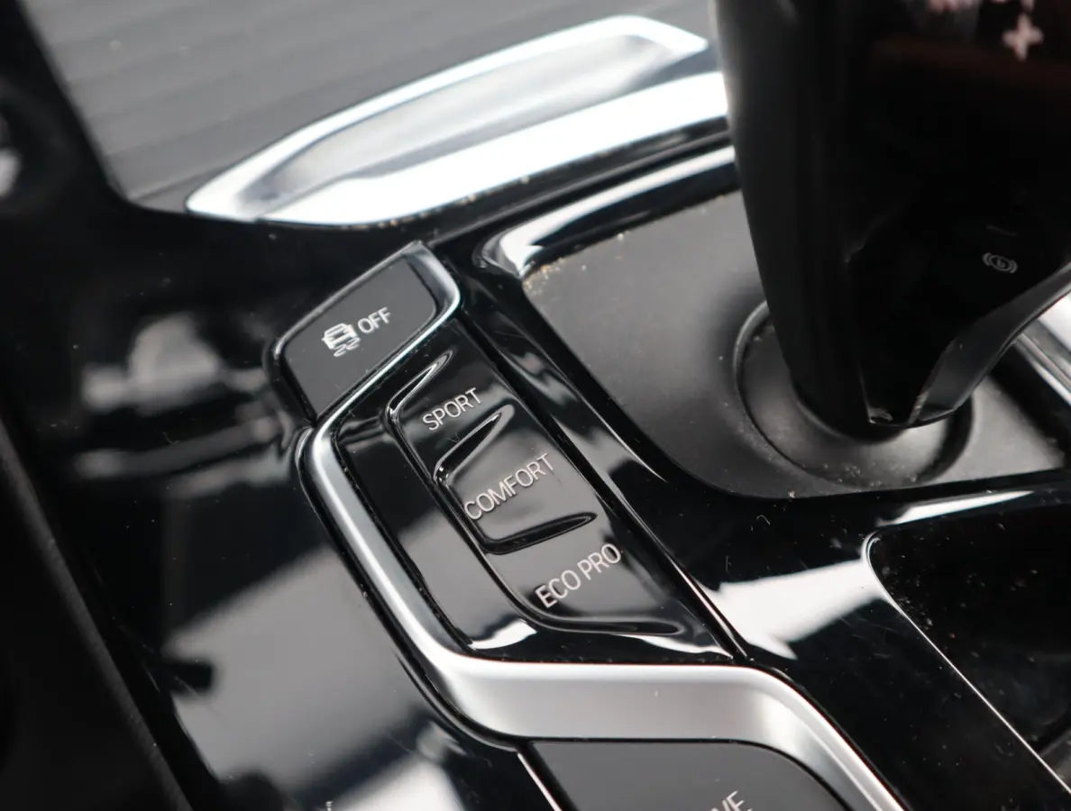 xDrive30e High Executive | Pano | HUD | Trekhaak