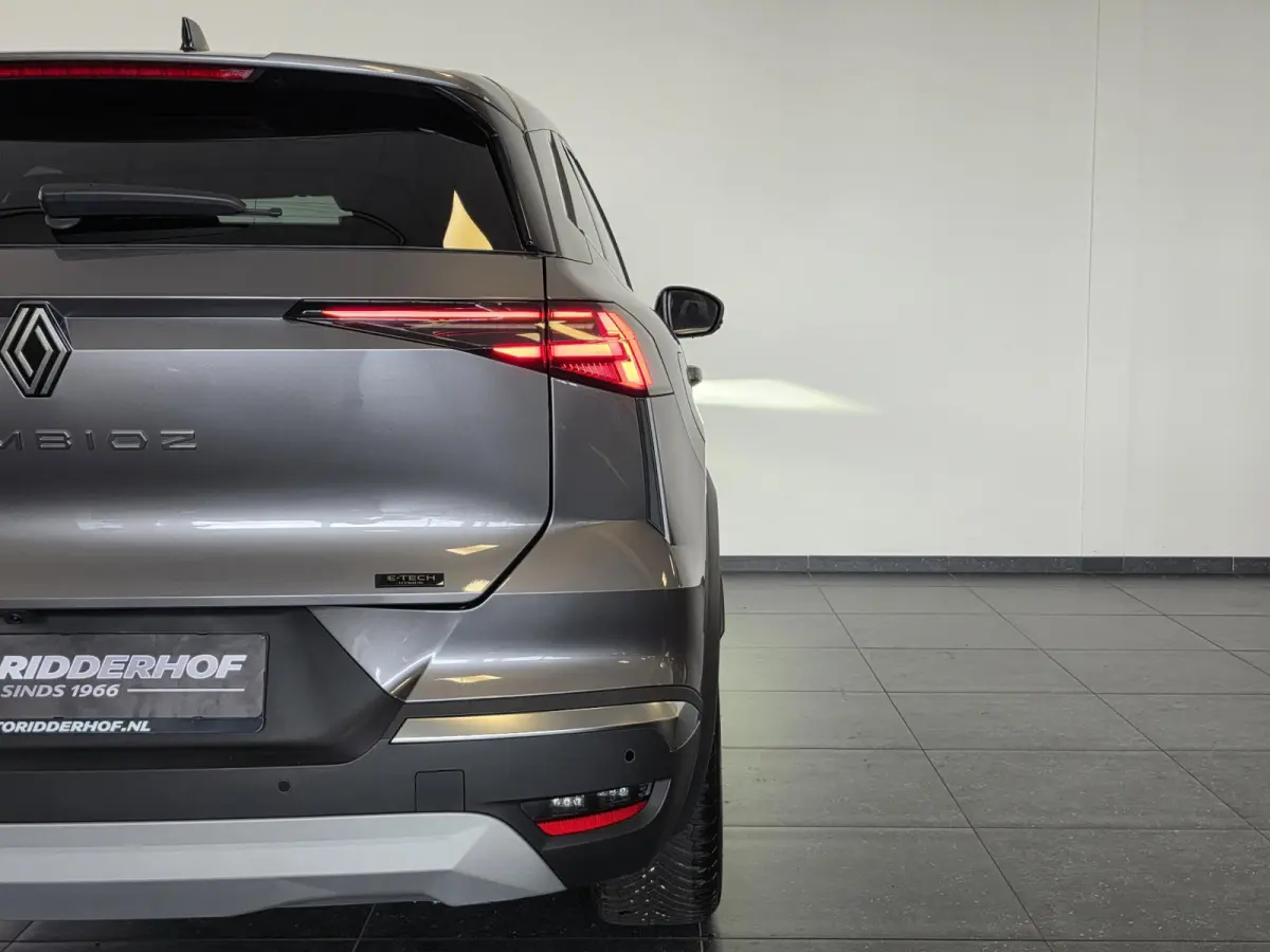 1.6 E-Tech full hybrid 145 iconic | Stoel & Stuur Verwarming | 360° Camera | Apple Carplay & Android Auto