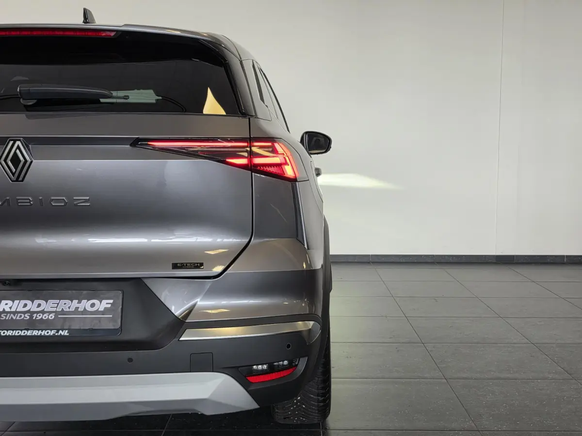 1.6 E-Tech full hybrid 145 iconic | Stoel & Stuur Verwarming | 360° Camera | Apple Carplay & Android Auto