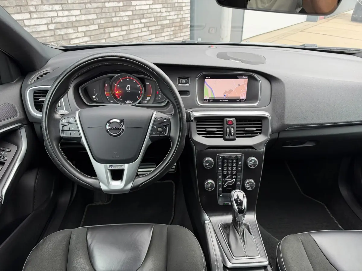 1.5 T3 Polar+ Sport R-Design PANO l CAMERA l KEYLESS l H/K SOUND l TREKHAAK l STANDKACHEL l ORG.NL l DEALER OND l 1e EIG
