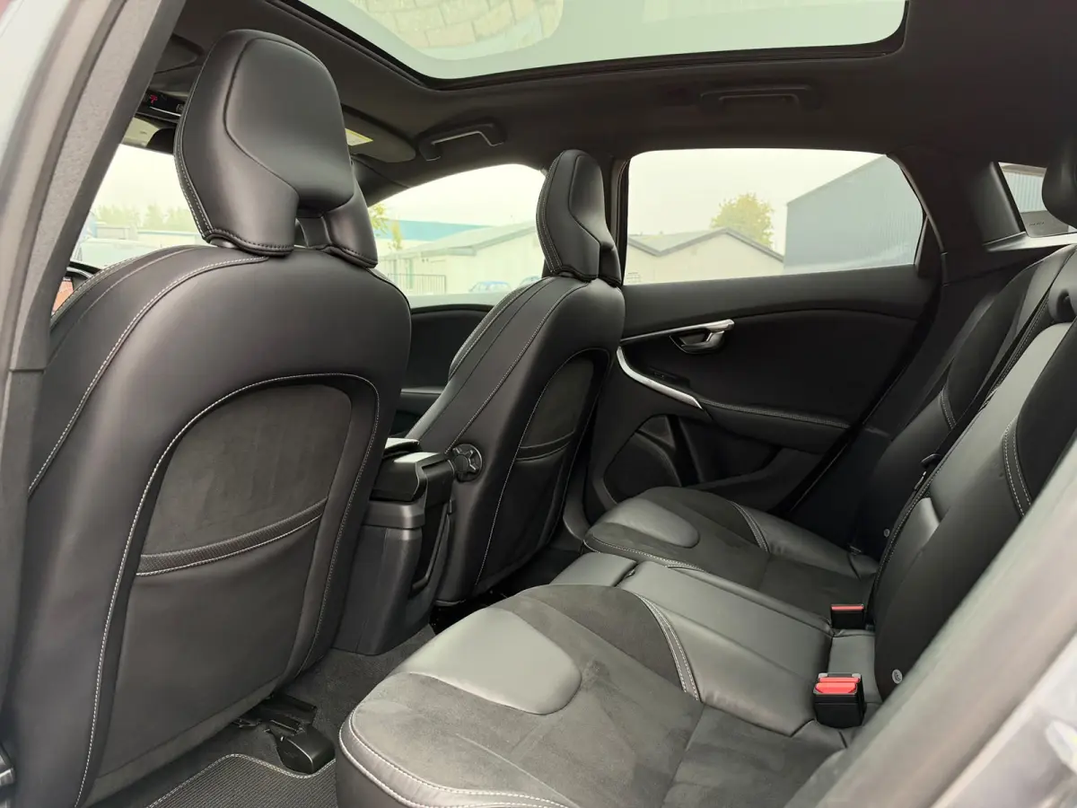 1.5 T3 Polar+ Sport R-Design PANO l CAMERA l KEYLESS l H/K SOUND l TREKHAAK l STANDKACHEL l ORG.NL l DEALER OND l 1e EIG