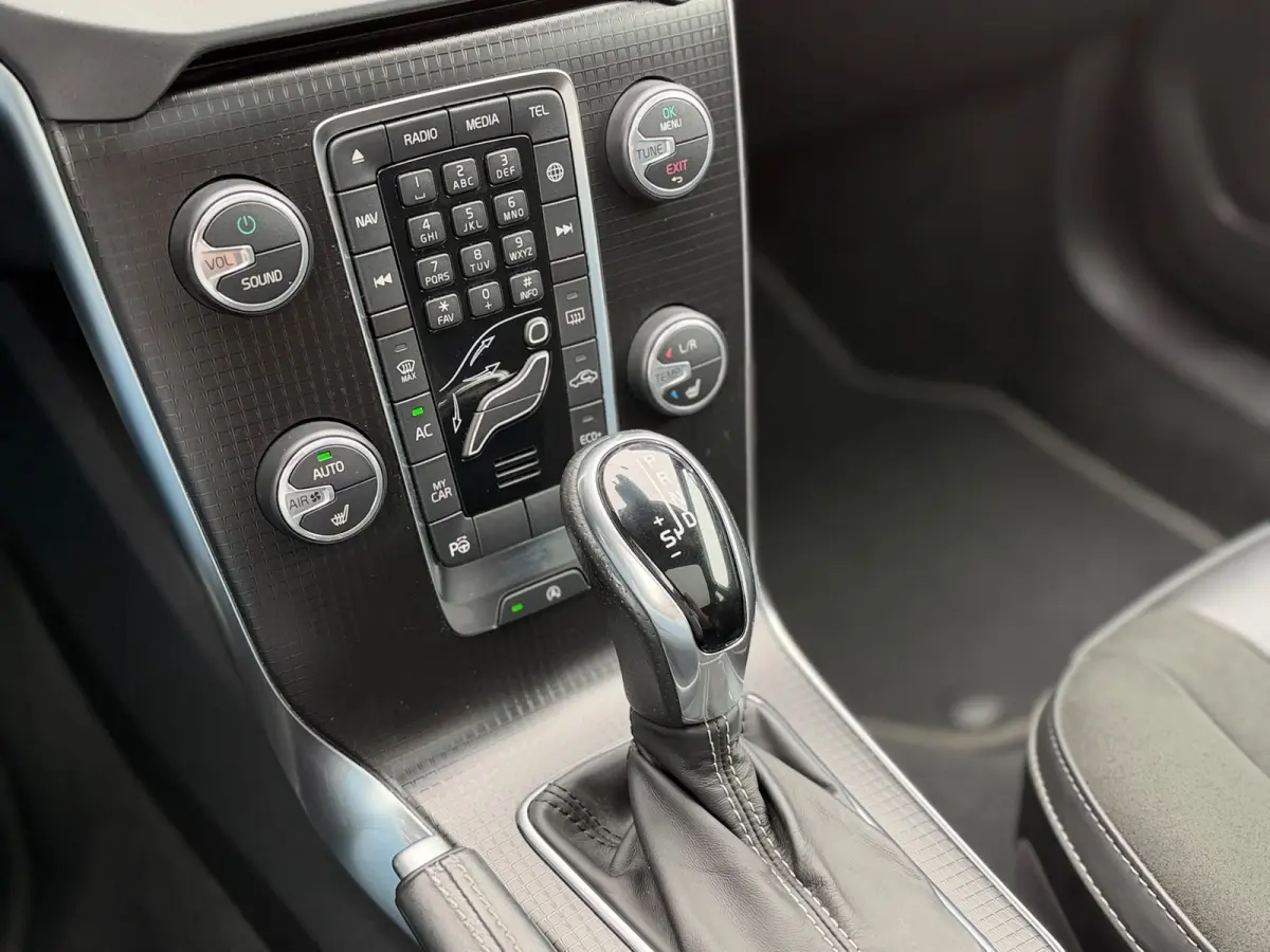 1.5 T3 Polar+ Sport R-Design PANO l CAMERA l KEYLESS l H/K SOUND l TREKHAAK l STANDKACHEL l ORG.NL l DEALER OND l 1e EIG