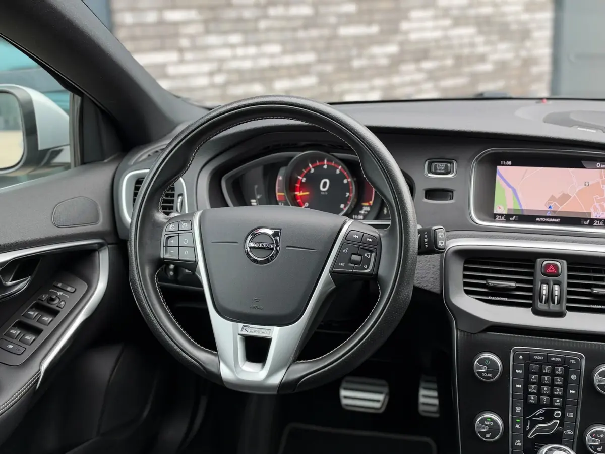 1.5 T3 Polar+ Sport R-Design PANO l CAMERA l KEYLESS l H/K SOUND l TREKHAAK l STANDKACHEL l ORG.NL l DEALER OND l 1e EIG