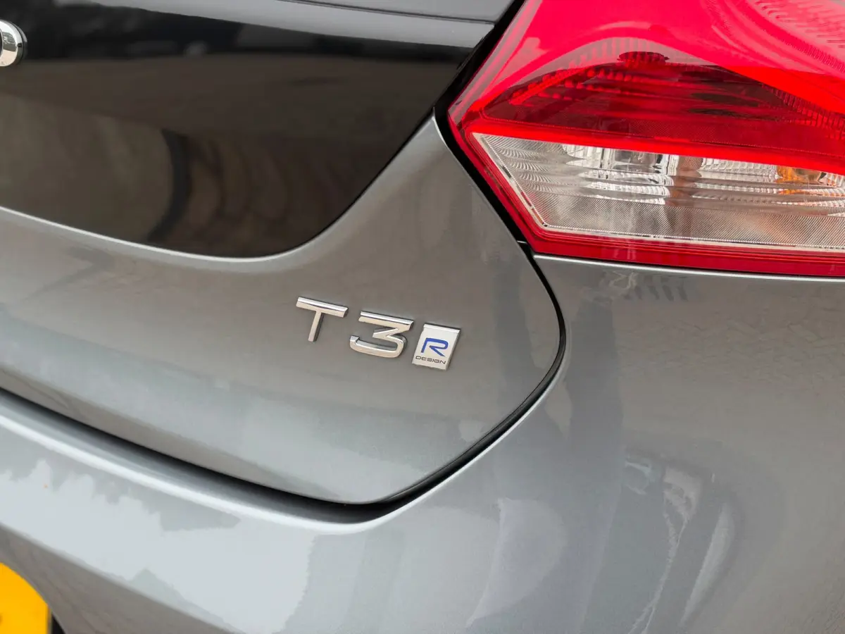 1.5 T3 Polar+ Sport R-Design PANO l CAMERA l KEYLESS l H/K SOUND l TREKHAAK l STANDKACHEL l ORG.NL l DEALER OND l 1e EIG
