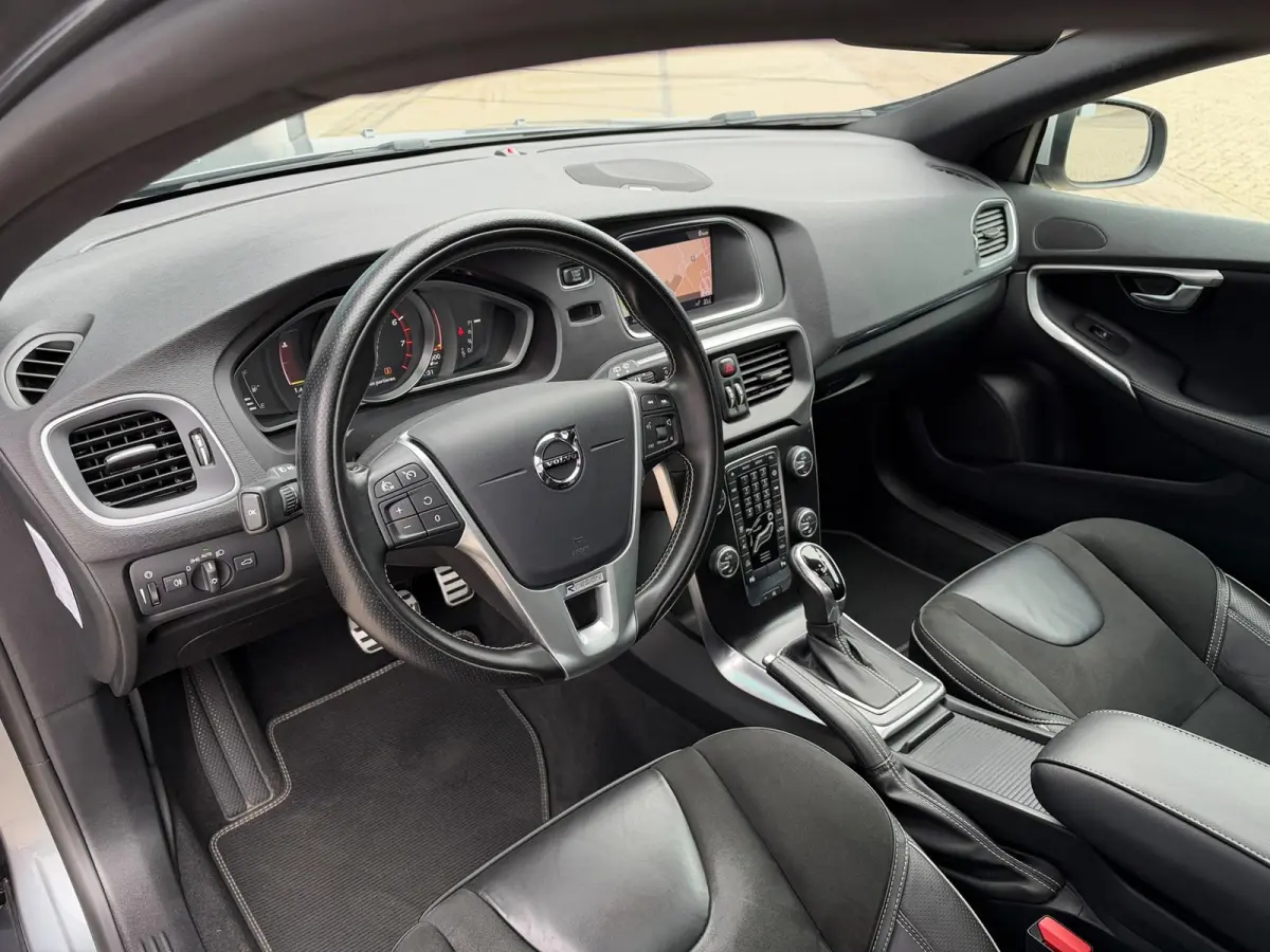 1.5 T3 Polar+ Sport R-Design PANO l CAMERA l KEYLESS l H/K SOUND l TREKHAAK l STANDKACHEL l ORG.NL l DEALER OND l 1e EIG