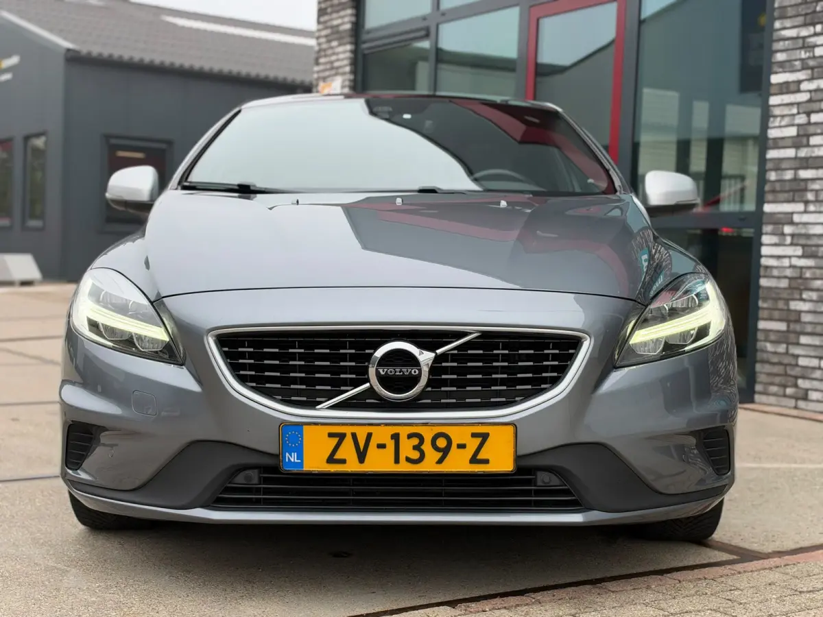 1.5 T3 Polar+ Sport R-Design PANO l CAMERA l KEYLESS l H/K SOUND l TREKHAAK l STANDKACHEL l ORG.NL l DEALER OND l 1e EIG