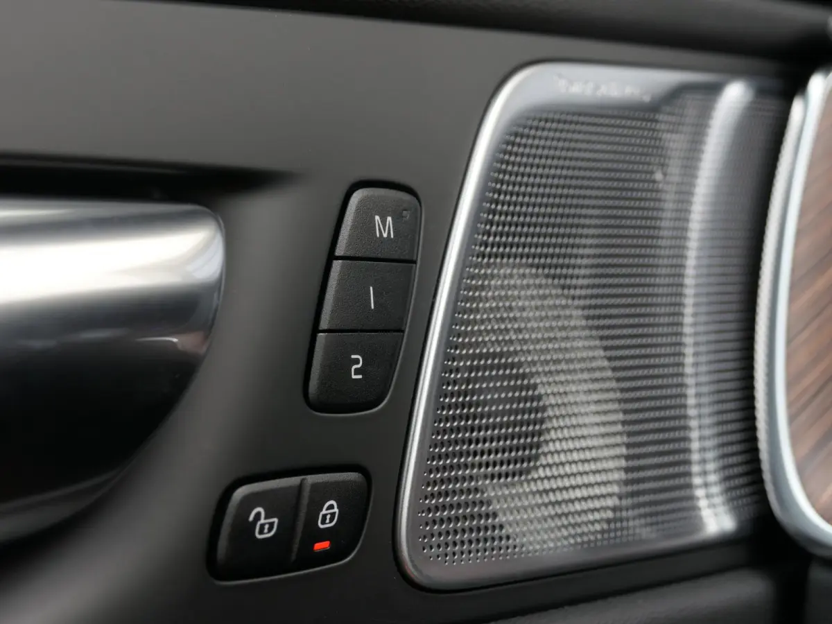 2.0 Recharge T8 AWD Inscription | Luchtvering | Bowers & Wilkens | Nappa | Stoelventilatie | 360°-camera | Trekhaak | 22-inch velgen | Head-up display | Apple-/Android Carplay | Full-LED | 