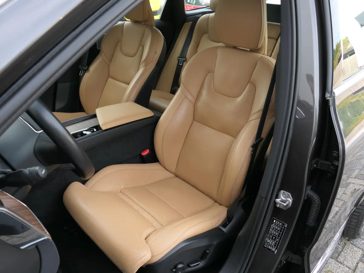 2.0 Recharge T8 AWD Inscription | Luchtvering | Bowers & Wilkens | Nappa | Stoelventilatie | 360°-camera | Trekhaak | 22-inch velgen | Head-up display | Apple-/Android Carplay | Full-LED | 
