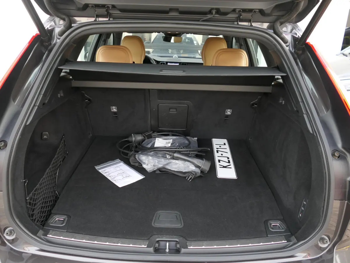 2.0 Recharge T8 AWD Inscription | Luchtvering | Bowers & Wilkens | Nappa | Stoelventilatie | 360°-camera | Trekhaak | 22-inch velgen | Head-up display | Apple-/Android Carplay | Full-LED | 