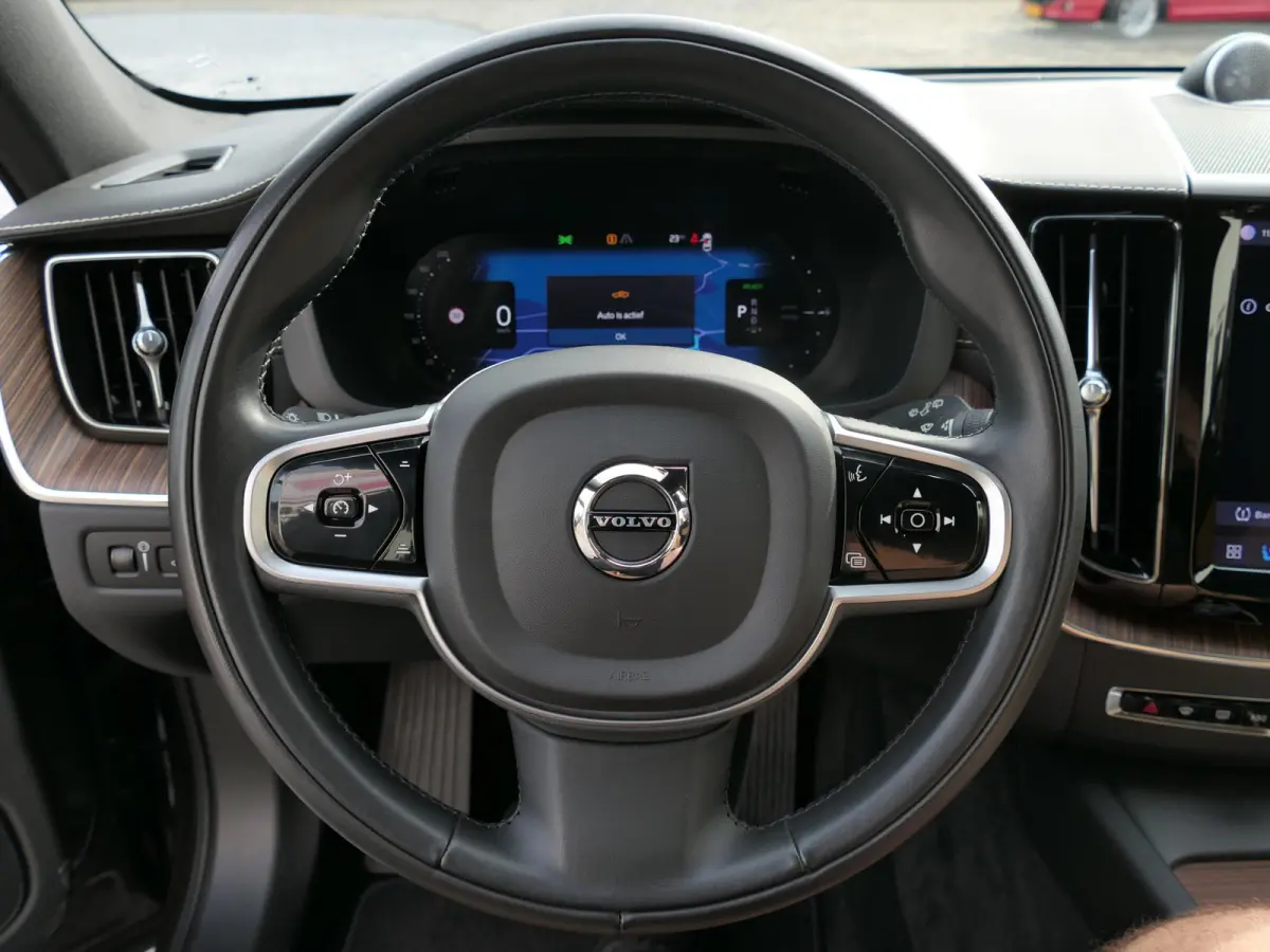 2.0 Recharge T8 AWD Inscription | Luchtvering | Bowers & Wilkens | Nappa | Stoelventilatie | 360°-camera | Trekhaak | 22-inch velgen | Head-up display | Apple-/Android Carplay | Full-LED | 
