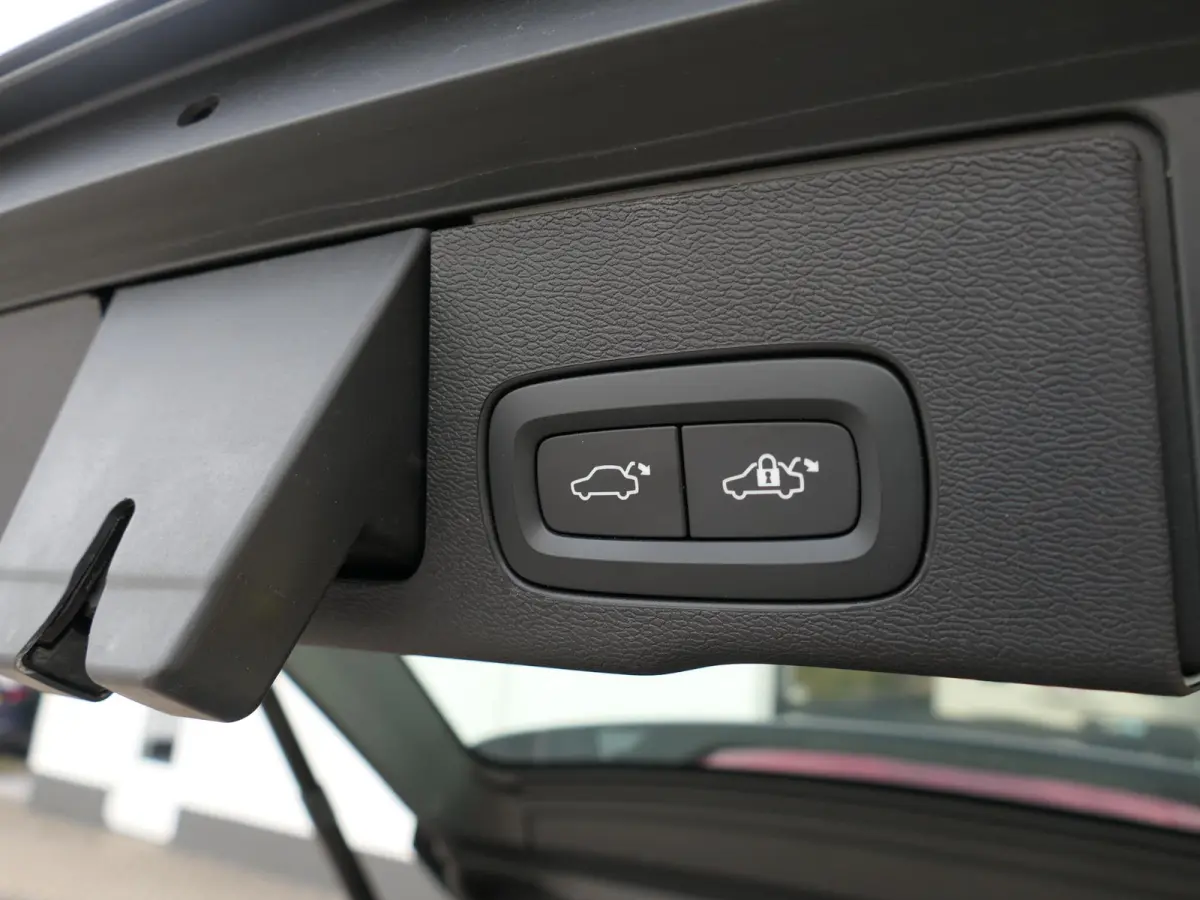 2.0 Recharge T8 AWD Inscription | Luchtvering | Bowers & Wilkens | Nappa | Stoelventilatie | 360°-camera | Trekhaak | 22-inch velgen | Head-up display | Apple-/Android Carplay | Full-LED | 
