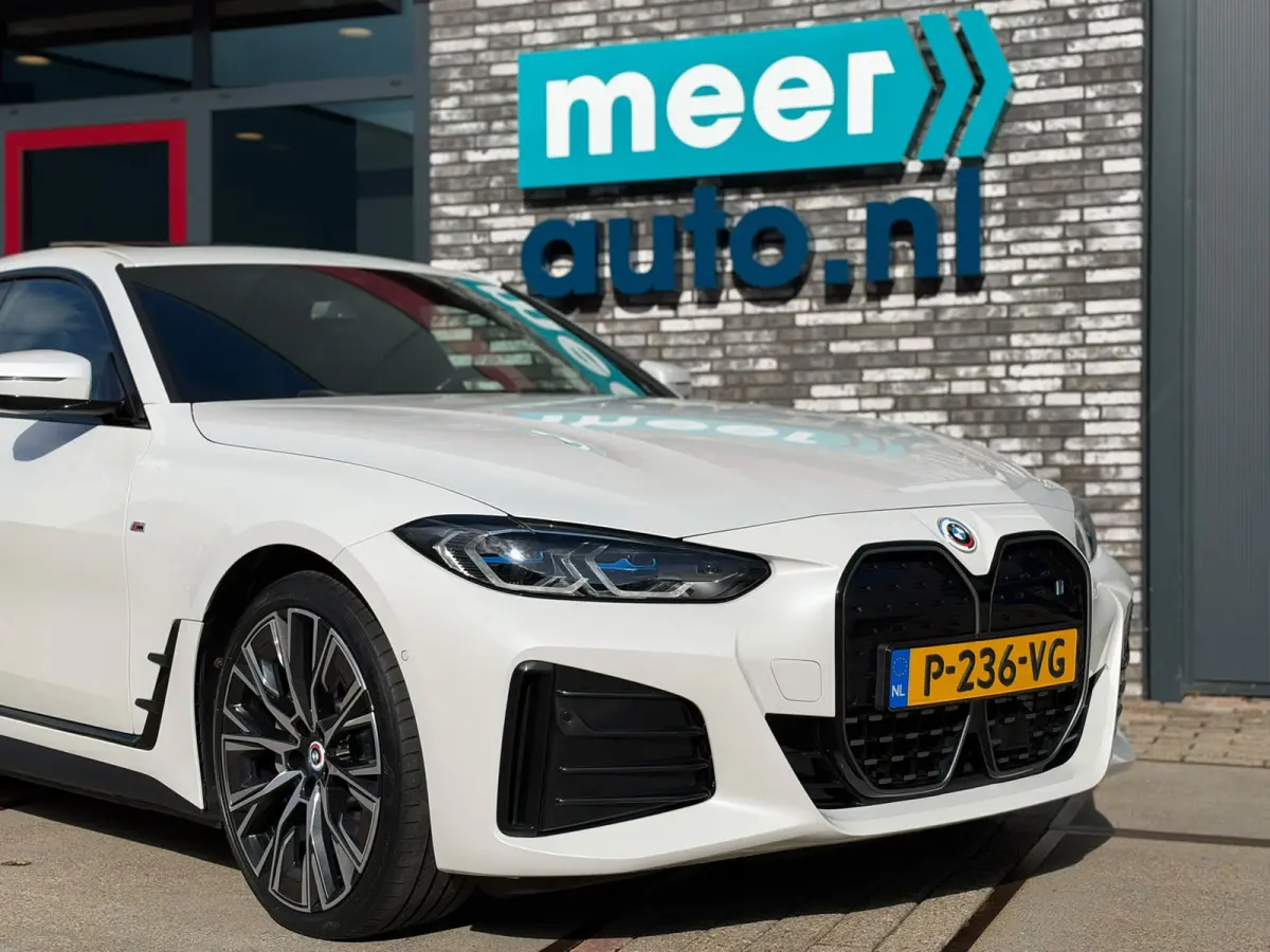 40 High Exec. M-SPORT SOH 96.4% l SCHUIFDAK l H/K l HUD l LASER l ACC l EL-STOEL l KEYLESS l ORG.NL l DEALER OH l 1eEIG