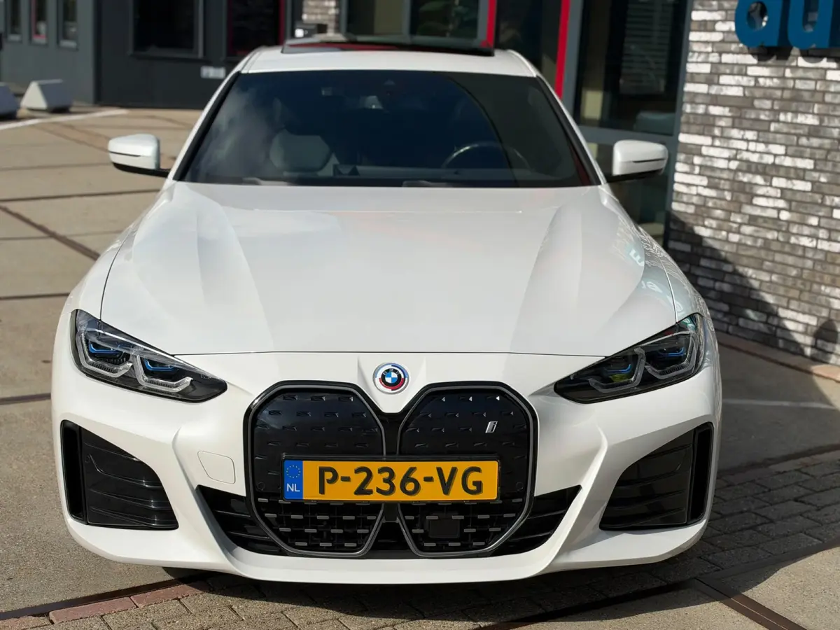 40 High Exec. M-SPORT SOH 96.4% l SCHUIFDAK l H/K l HUD l LASER l ACC l EL-STOEL l KEYLESS l ORG.NL l DEALER OH l 1eEIG