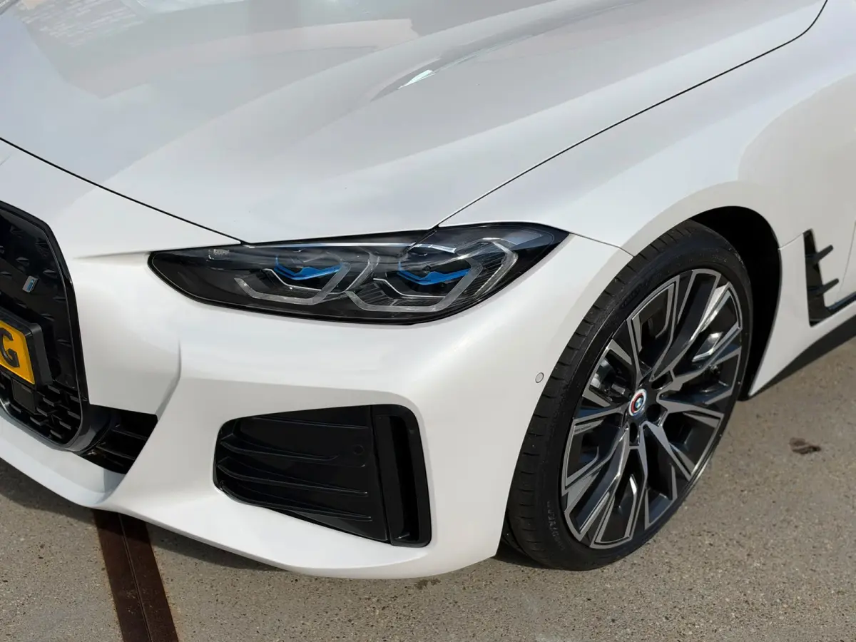 40 High Exec. M-SPORT SOH 96.4% l SCHUIFDAK l H/K l HUD l LASER l ACC l EL-STOEL l KEYLESS l ORG.NL l DEALER OH l 1eEIG
