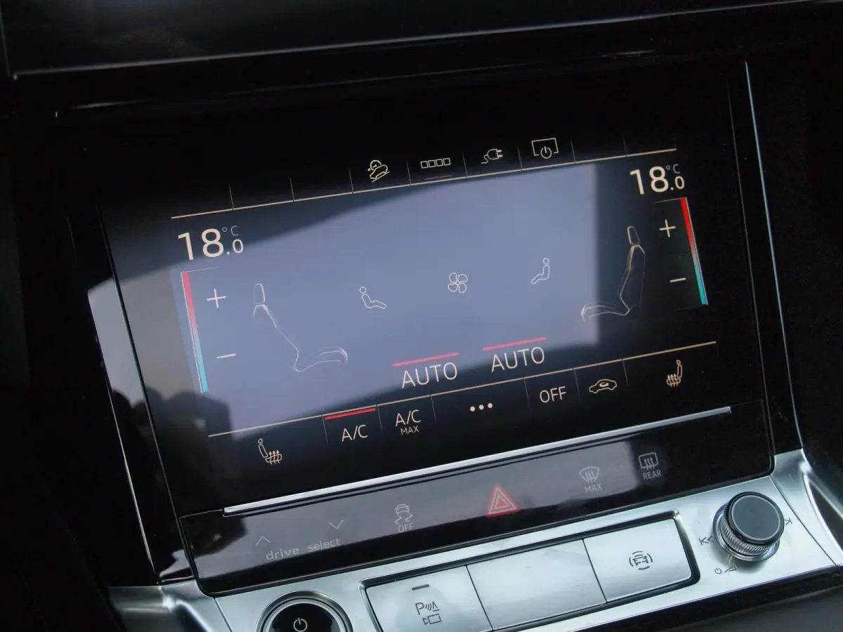55 quattro S edition 95 kWh | Panoramadak | 360 Camera | Dubbele Laadpoort | Apple Carplay | ACC | NL-auto |