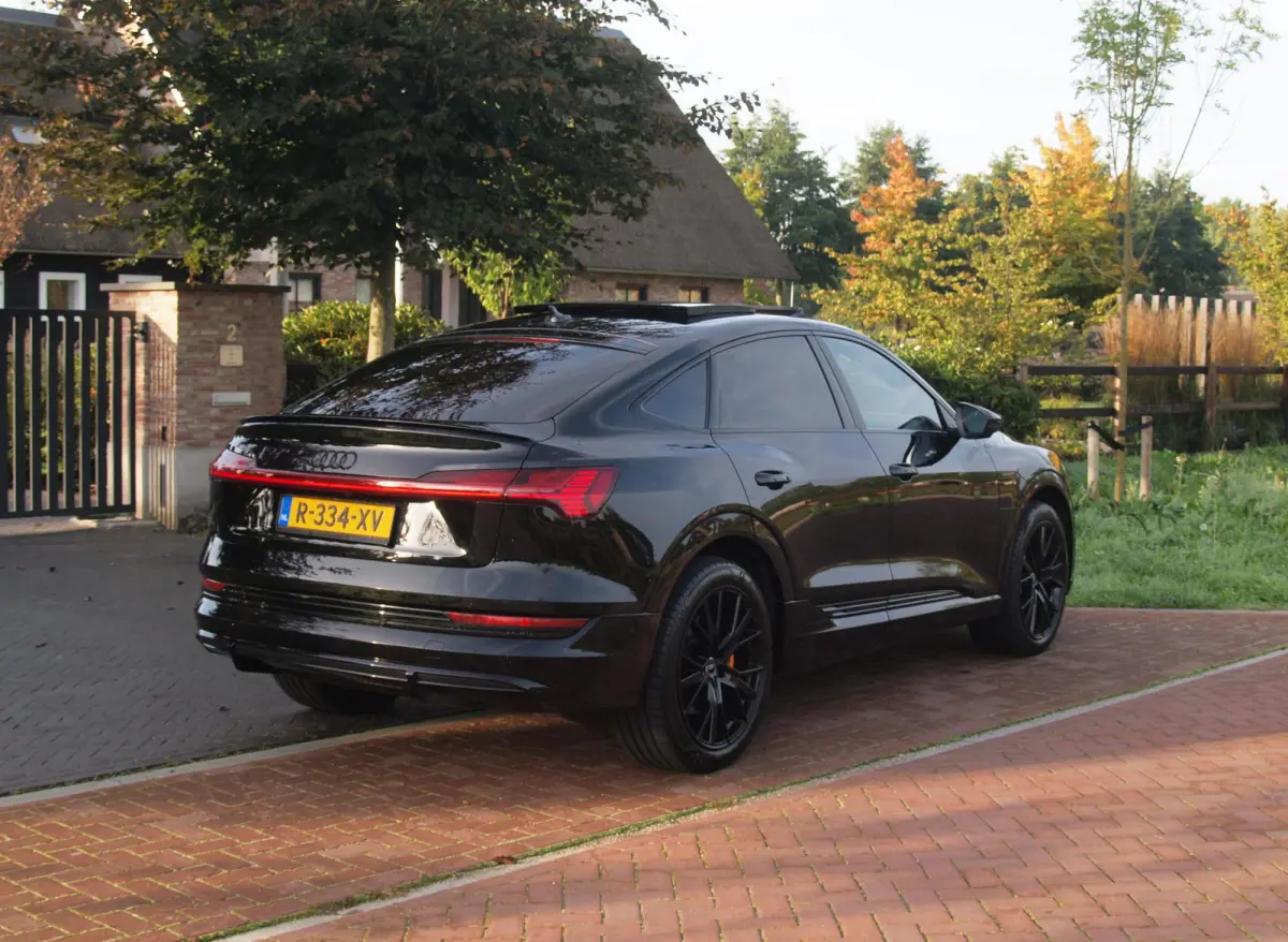 55 quattro S edition 95 kWh | Panoramadak | 360 Camera | Dubbele Laadpoort | Apple Carplay | ACC | NL-auto |