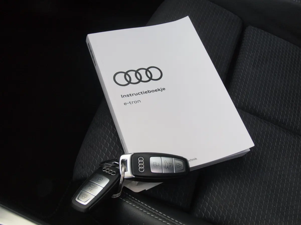 55 quattro S edition 95 kWh | Panoramadak | 360 Camera | Dubbele Laadpoort | Apple Carplay | ACC | NL-auto |
