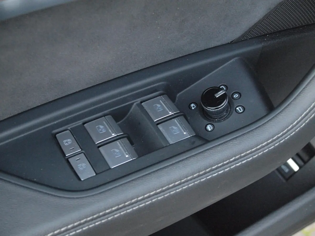 55 quattro S edition 95 kWh | Panoramadak | 360 Camera | Dubbele Laadpoort | Apple Carplay | ACC | NL-auto |
