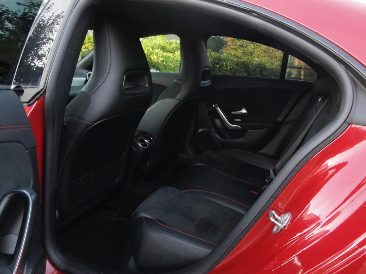 250 e AMG Line | Black Optic | Camera | Sfeerverlichting | Sportstoelen | 19 Inch | NL-Auto |