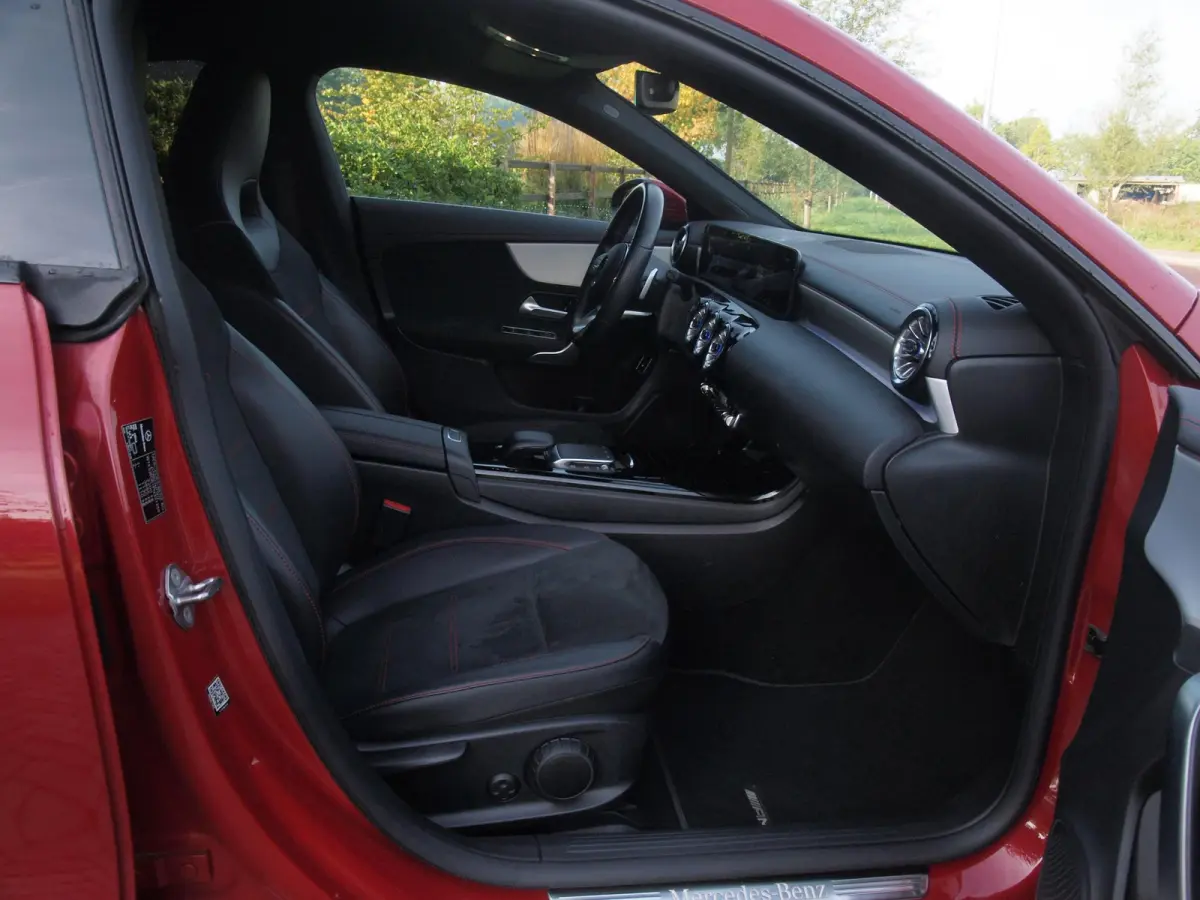 250 e AMG Line | Black Optic | Camera | Sfeerverlichting | Sportstoelen | 19 Inch | NL-Auto |