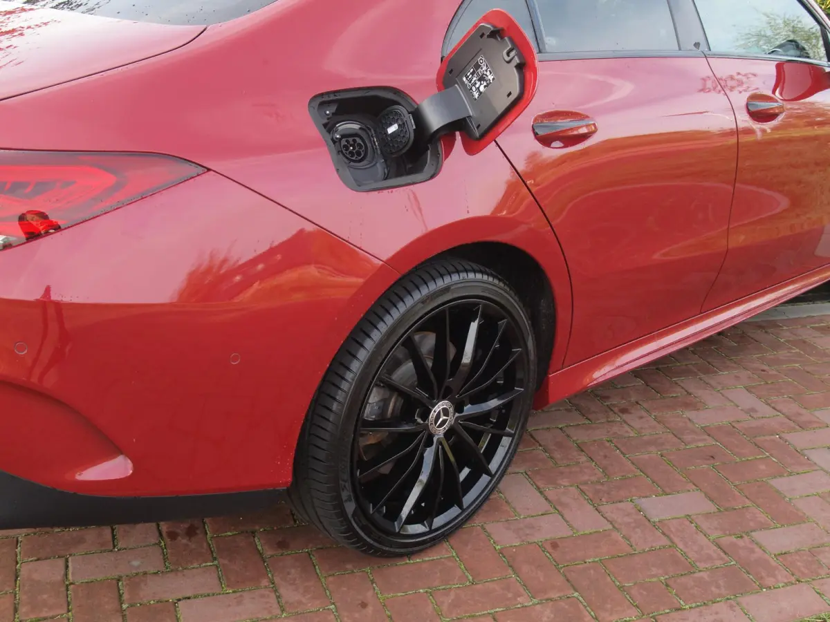250 e AMG Line | Black Optic | Camera | Sfeerverlichting | Sportstoelen | 19 Inch | NL-Auto |