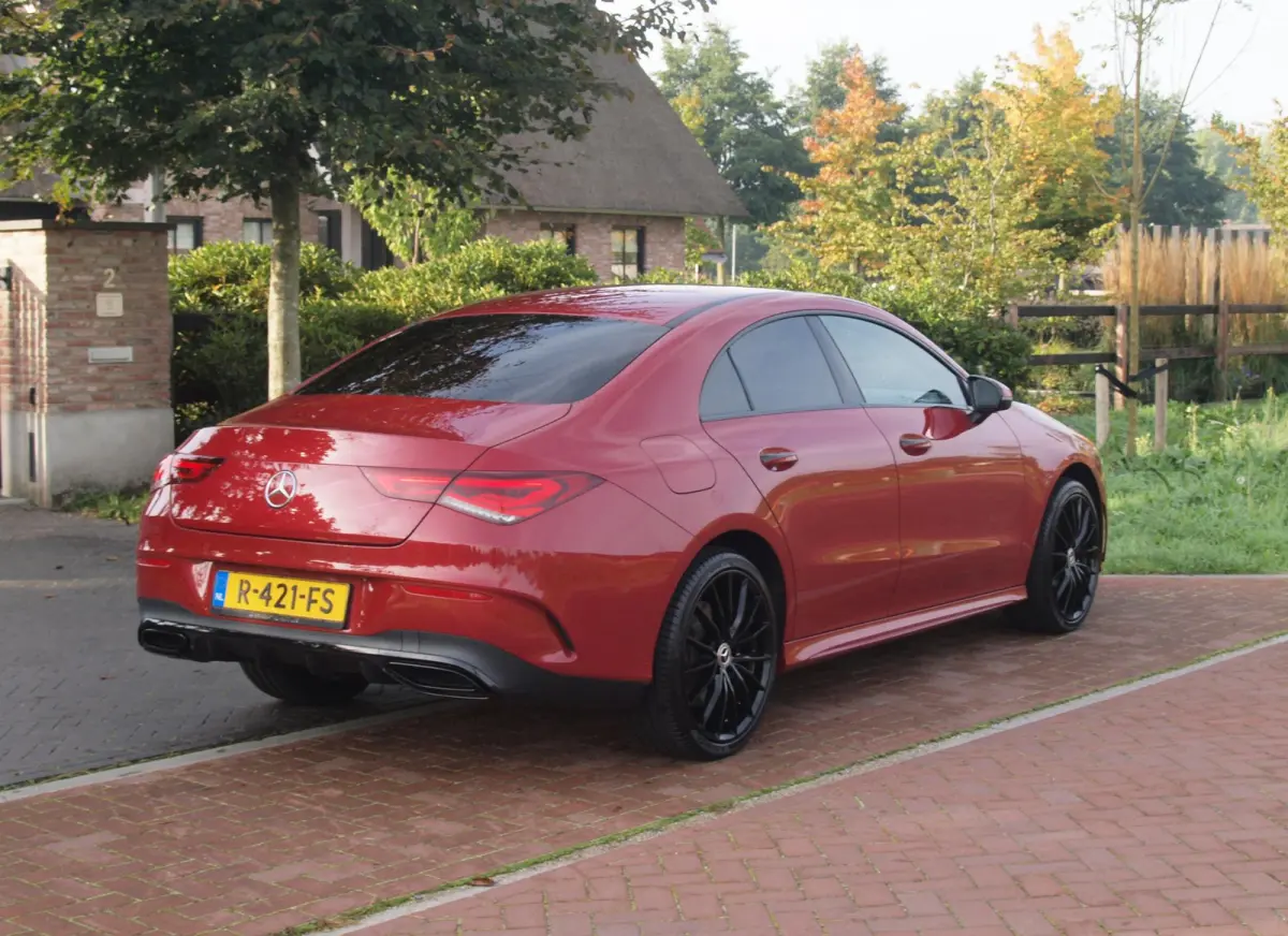 250 e AMG Line | Black Optic | Camera | Sfeerverlichting | Sportstoelen | 19 Inch | NL-Auto |