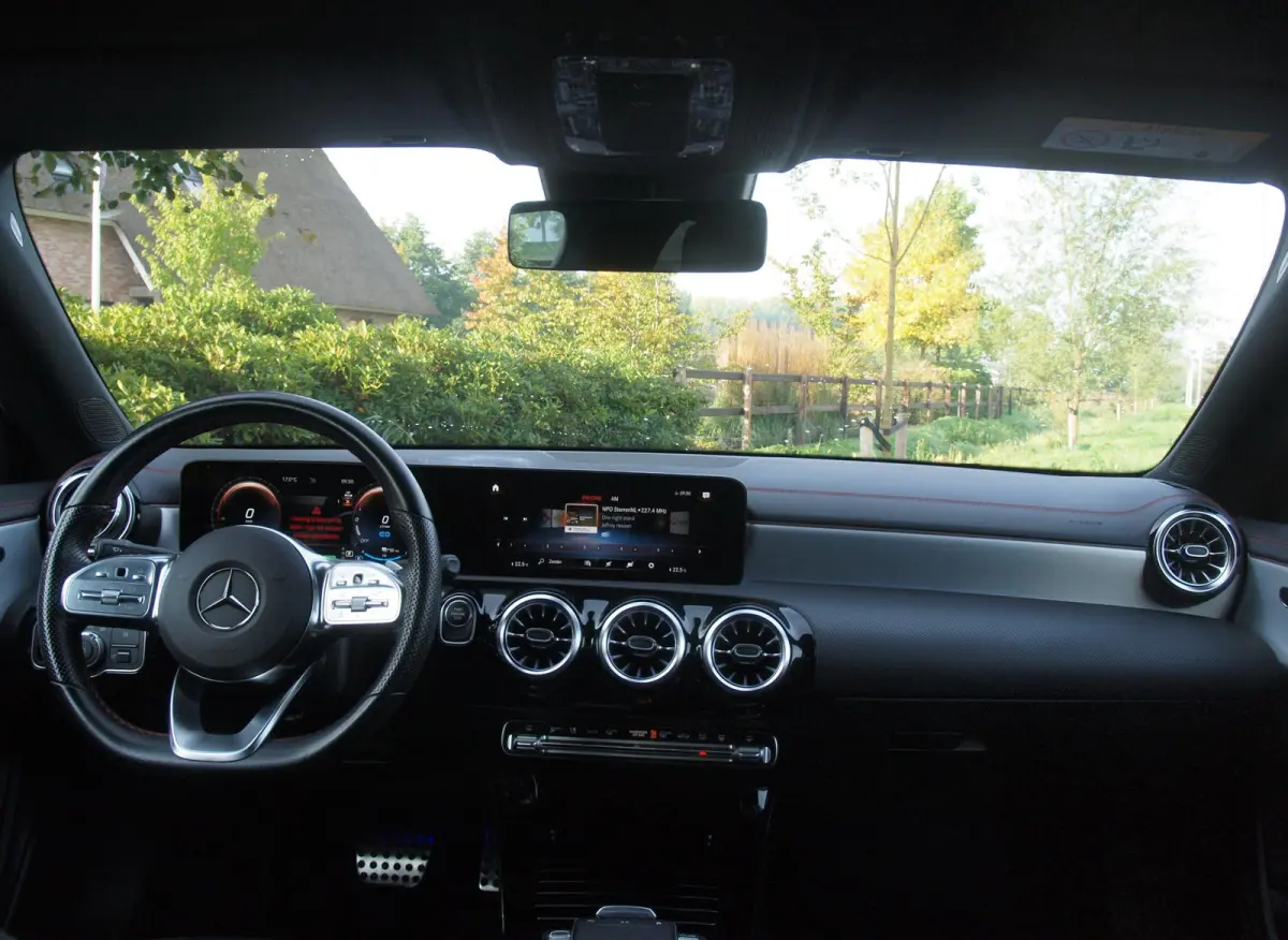 250 e AMG Line | Black Optic | Camera | Sfeerverlichting | Sportstoelen | 19 Inch | NL-Auto |