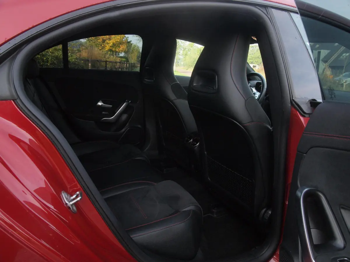 250 e AMG Line | Black Optic | Camera | Sfeerverlichting | Sportstoelen | 19 Inch | NL-Auto |