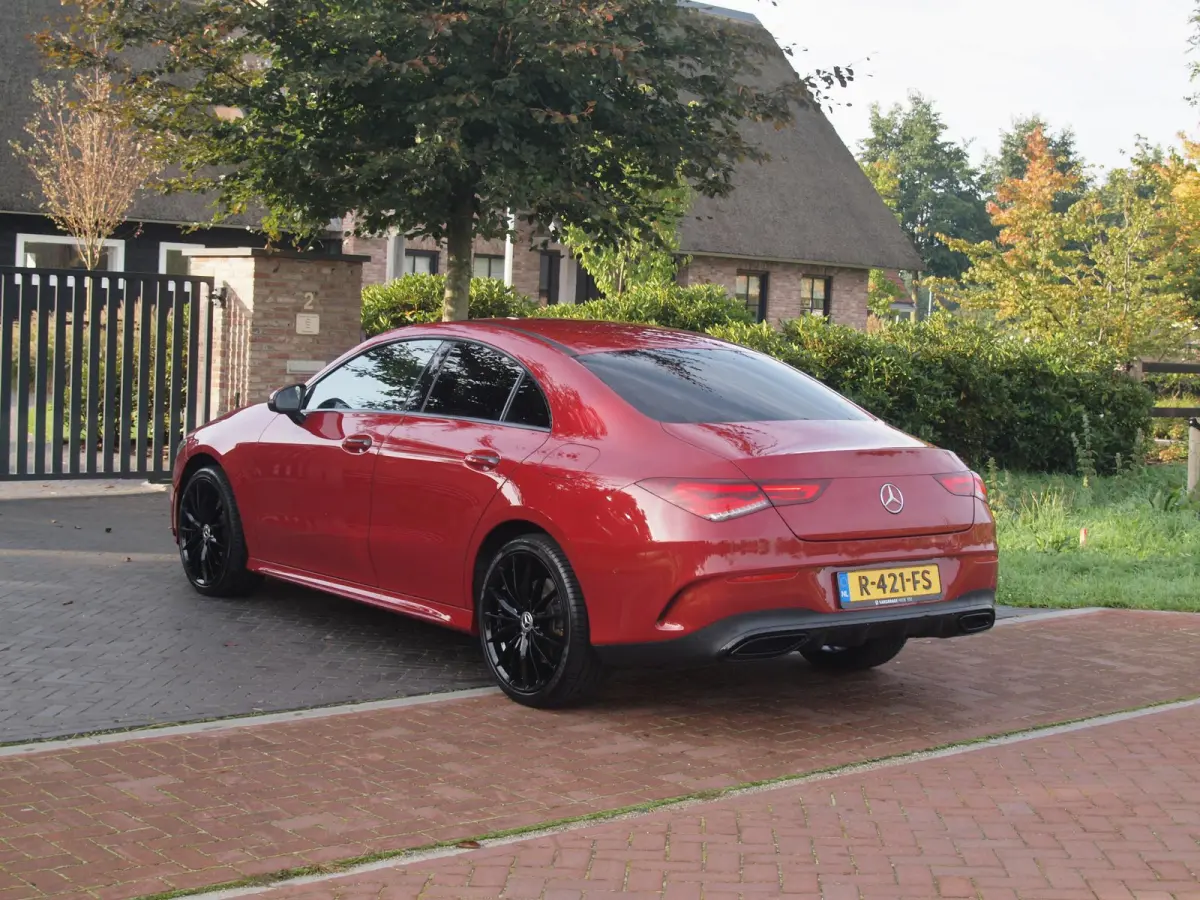 250 e AMG Line | Black Optic | Camera | Sfeerverlichting | Sportstoelen | 19 Inch | NL-Auto |