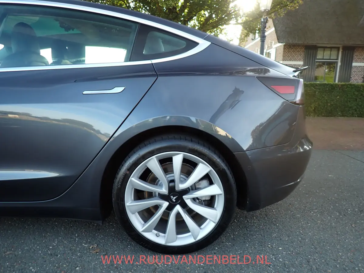 SR+ RWD 60 kWh SOH 86% / TREKHAAK / PANODAK / 19'' SPORT / AUTOPILOT